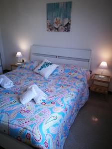 アルカモ・マリーナにあるVilla Frangipaniのベッドルーム1室(タオル付)