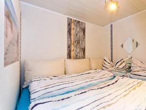 ein Schlafzimmer mit einem Bett in einem Zimmer in der Unterkunft FeWo Sonnenanbeter in Dorum