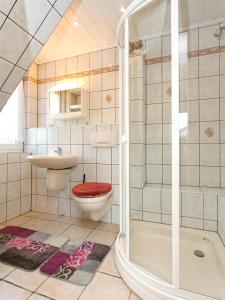 ein Bad mit einer Dusche, einem WC und einem Waschbecken in der Unterkunft FeWo Sonnenanbeter in Dorum