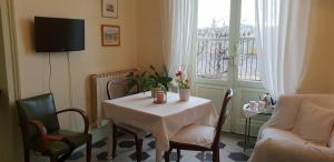 una sala da pranzo con tavolo e finestra di Chambres d'hôtes et Roulotte Au Bonheur Du Parc a Le Breuil