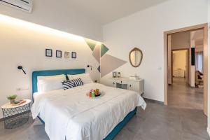 1 dormitorio con 1 cama grande y cabecero azul en Ports Crossroad D en Pireo