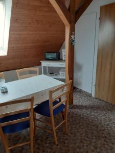 cocina con mesa y sillas en una habitación en Ferienwohnung Leopold-Risch, en Ralswiek