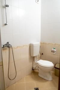 アプリルツィにあるVilla Relaxのバスルーム(トイレ、シャワー付)