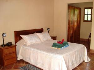 a bedroom with a bed with a tiled floor at Beautifull Casa Pastor in Sámara