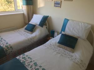 two beds sitting next to each other in a bedroom at Bridge End in Northallerton