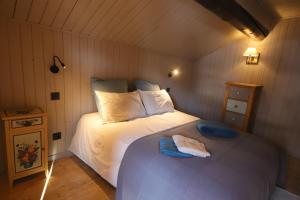 Ένα ή περισσότερα κρεβάτια σε δωμάτιο στο Sous les Ecotagnes