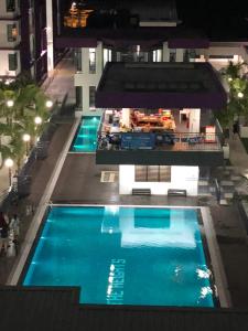 uma vista panorâmica de duas piscinas à noite em The Heights Residence Condo Ayer Keroh Melaka WIFI 100mbps em Ayer Keroh