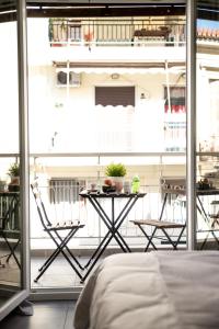 比雷埃夫斯的住宿－Ports Crossroad D，阳台配有桌椅。