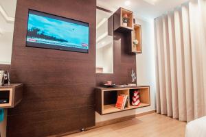 Uma TV ou centro de entretenimento em Hotel Diamond Lima