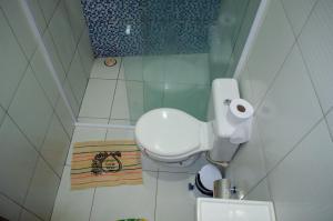 Baño pequeño con aseo y lavamanos en Pousada Central en Barreirinhas