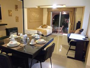 奇瓦瓦的住宿－Hermoso Depto por UACH II Con Terraza y linda vista，一间带餐桌的房间和一间客厅