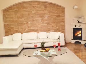 - un salon avec un canapé blanc et une table avec des verres à vin dans l'établissement Apartment DR. Becher LUX 60 M2, à Karlovy Vary