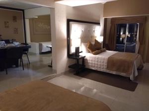 Un pat sau paturi într-o cameră la Hermoso Depto por UACH II Con Terraza y linda vista