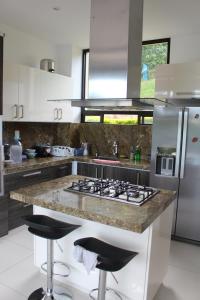 Η κουζίνα ή μικρή κουζίνα στο Monte Escondido-Condominio Campestres Altos de Komulá - Anapoima