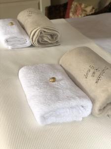 two towels sitting on top of a bed at Staandakkie Guest Cottage in Bredasdorp