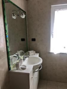 拉斯佩齊亞的住宿－La Finestra sul mare，一间带水槽和镜子的浴室