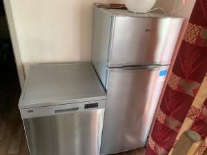 瓦尔拉普拉日Dream holidays的一台不锈钢冰箱旁边放着一台冷冻柜