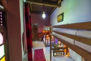 Palanda nebo palandy na pokoji v ubytování Riad Dar Mansoura