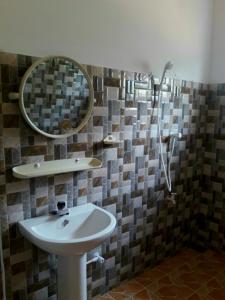 un bagno con lavandino e specchio di SunRay Rest - Beach View Homestay a Mirissa