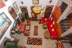 una vista aérea de una sala de estar en una casa en Riad Dar Mansoura, en Fez
