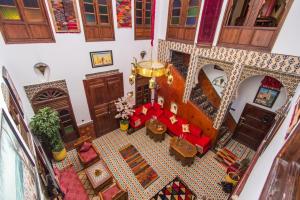 an overhead view of a living room with red furniture at Riad Dar Mansoura in F&egrave;s