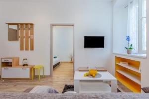 Televízia a/alebo spoločenská miestnosť v ubytovaní Julia apartments