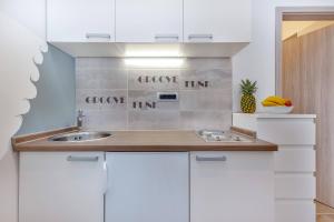 Kuchyňa alebo kuchynka v ubytovaní Julia apartments + 37 fotografií
