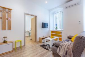 Televízia a/alebo spoločenská miestnosť v ubytovaní Julia apartments
