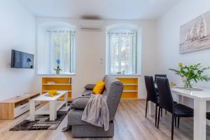 Televízia a/alebo spoločenská miestnosť v ubytovaní Julia apartments