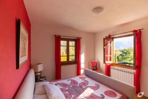 Postel nebo postele na pokoji v ubytování Villa Miramare Camaiore with pool
