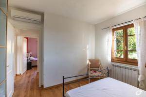 Postel nebo postele na pokoji v ubytování Villa Miramare Camaiore with pool + 32 fotografií