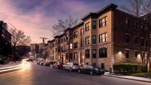 una calle de la ciudad con coches estacionados al costado de la carretera en A Stylish Stay w/ a Queen Bed, Heated Floors.. #14, en Brookline