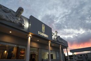 Un edificio con due statue sopra. di Hotel Santorian a Hermosillo