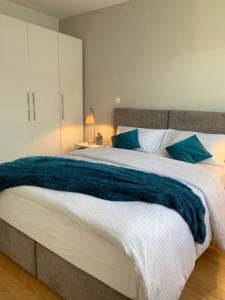 sypialnia z dużym łóżkiem i niebieskim kocem w obiekcie Apartment Montesa Zadar with free parking and balcony w mieście Zadar +37 zdjęć