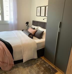sypialnia z dużym łóżkiem z poduszkami w obiekcie Apartment Montesa Zadar with free parking and balcony w mieście Zadar