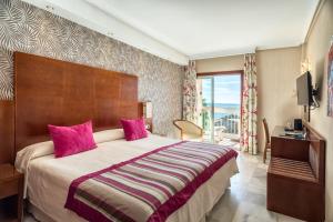 Postel nebo postele na pokoji v ubytování Hotel Balcón de Europa