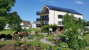 uma casa com um jardim em frente em Zweite Heimat em Lochau
