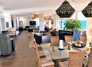 塞辛布拉的住宿－CALI Deluxe Holidays, Sesimbra，一间带餐桌的客厅和一间客厅。