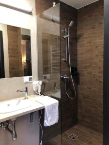 een badkamer met een douche en een wastafel bij Hotel Sleep Wrocław in Wrocław