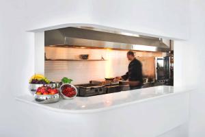Köök või kööginurk majutusasutuses Acroterra Rosa Luxury Suites & Spa