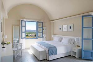 Voodi või voodid majutusasutuse Acroterra Rosa Luxury Suites & Spa toas