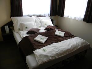 En eller flere senger på et rom på Hotel Pálma