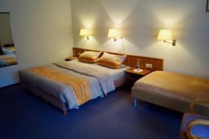 pokój hotelowy z 2 łóżkami i stołem w obiekcie Pension zum Ritter w mieście Katzhütte