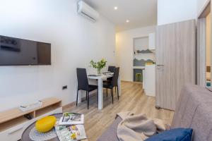Televízia a/alebo spoločenská miestnosť v ubytovaní Julia apartments