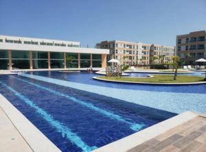 ein großes Schwimmbad vor einem Gebäude in der Unterkunft Porto de Galinhas - Muro Alto Condomínio Clube in Porto De Galinhas