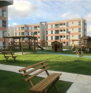 einen Park mit zwei Parkbänken und einem Spielplatz in der Unterkunft Porto de Galinhas - Muro Alto Condomínio Clube in Porto De Galinhas