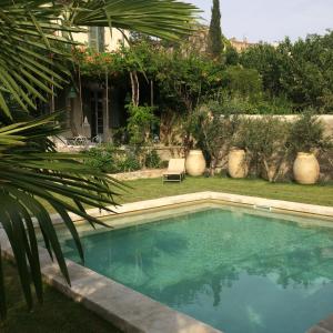 una piscina nel cortile di una casa di La Calade a Lourmarin