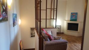 een woonkamer met een stoel en een televisie bij Big Family in Copertino