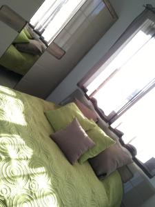 łóżko z poduszkami w pokoju w obiekcie Fox apartman A11 w Zamárdi