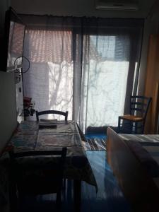 mesa y sillas en una habitación con ventana en House Kaić, en Selce